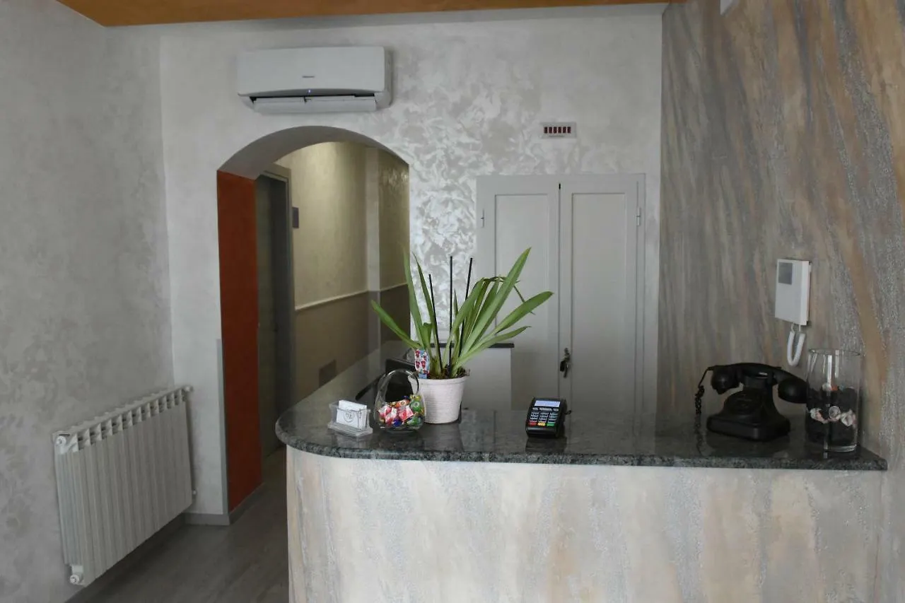 Pavona Albano Station Rooms לינה וארוחת בוקר