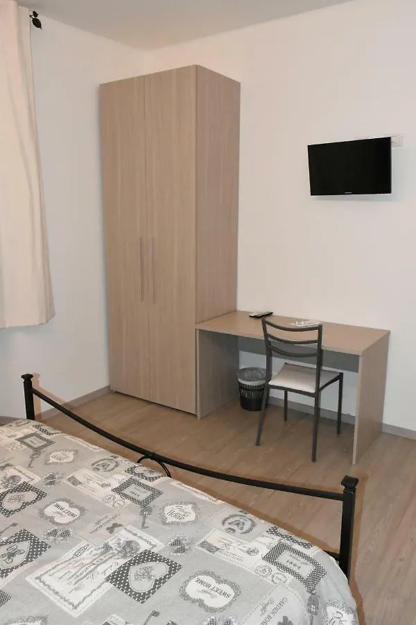 לינה וארוחת בוקר Pavona Albano Station Rooms